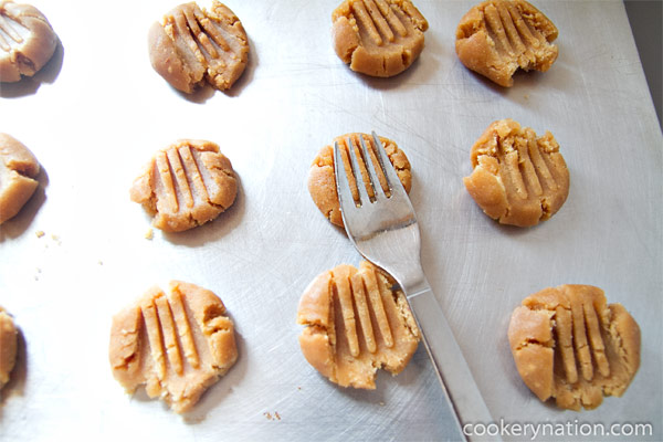 Use a fork to make a pattern on top of each cookie. If your fork is sticking to the dough, dip the fork in flour before pressing into cookie.
